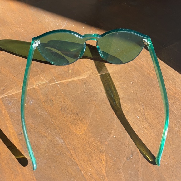 New in case green sunglasses! - Picture 3 of 5